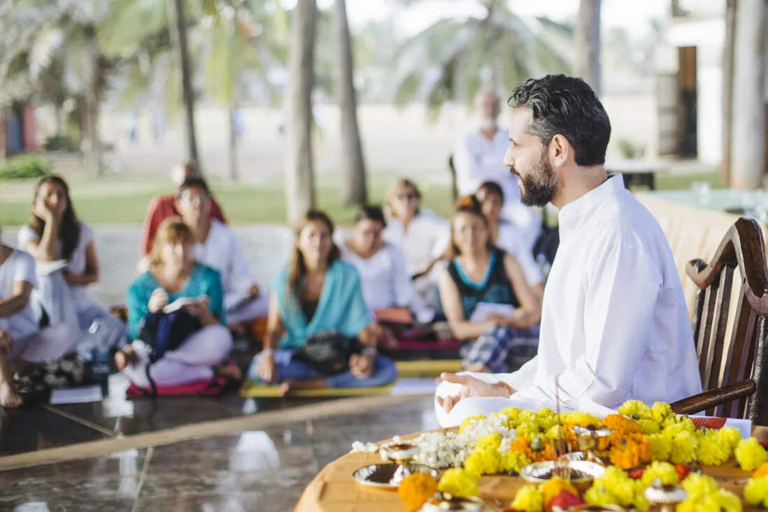 Clase en India con alumnos sentados en el suelo